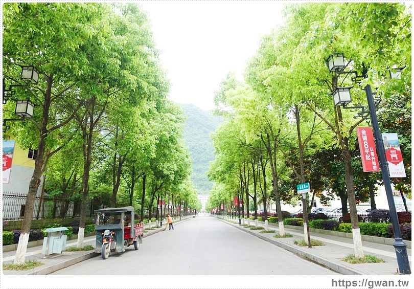 中國景點 湖南張家界 世界第一梯 百龍天梯 矗立山壁中 通往阿凡達哈利路亞懸浮山的透明戶外景觀電梯 吃關關