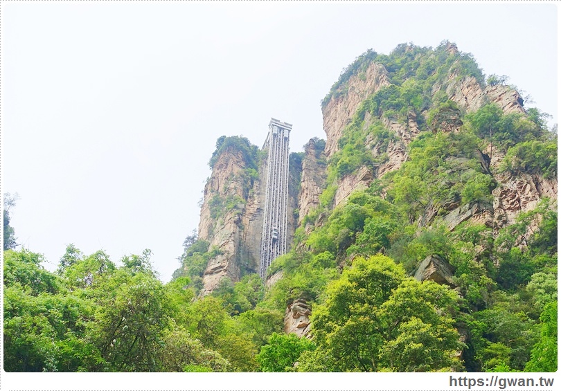 中國景點 湖南張家界 世界第一梯 百龍天梯 矗立山壁中 通往阿凡達哈利路亞懸浮山的透明戶外景觀電梯 吃關關