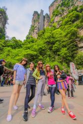 中國景點 湖南張家界 世界第一梯 百龍天梯 矗立山壁中 通往阿凡達哈利路亞懸浮山的透明戶外景觀電梯 吃關關