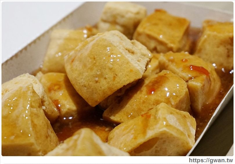 [高雄美食●忠孝夜市] 滿品香臭豆腐 -- 史上最臭臭豆腐，醬料和泡菜份量超有誠意