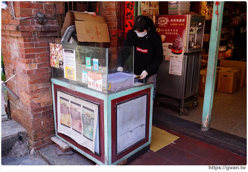 [金門美食●金城] 模範街淳新商號 -- 台灣吃不到的高粱酒冰淇淋蛋捲
