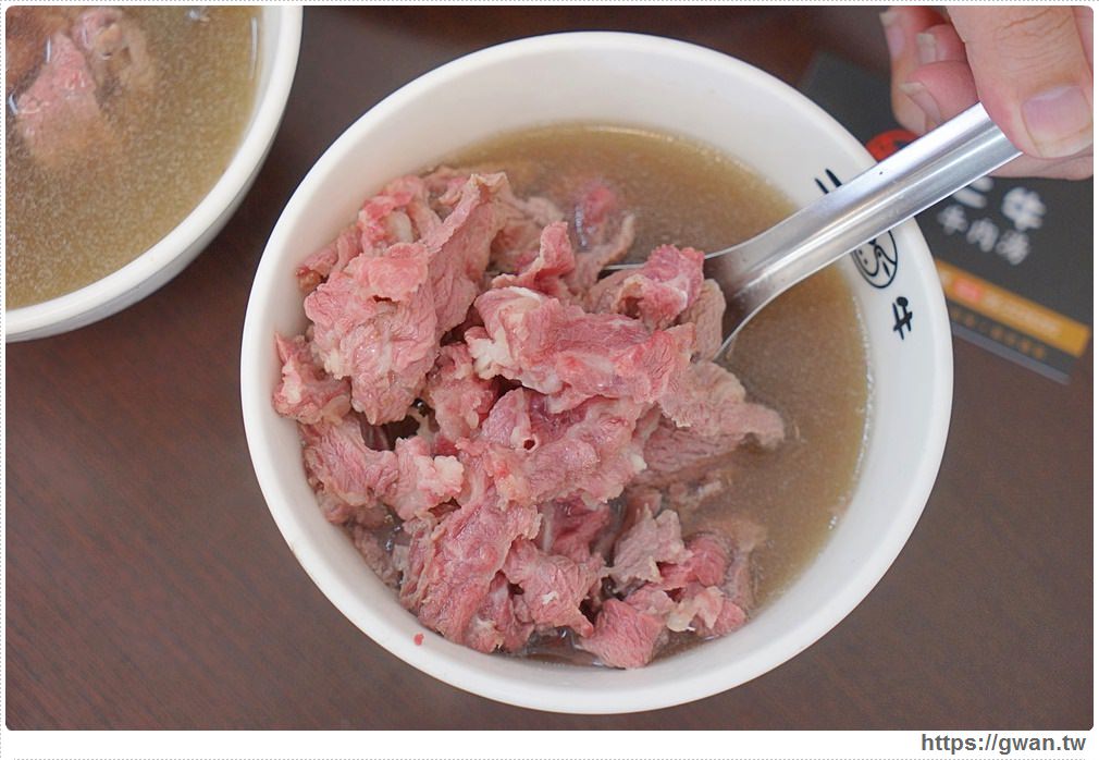 台南安平二牛牛肉湯 | 現沖溫體牛加量不加價，滿滿肉片居然只要100元！！