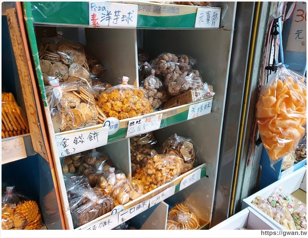 豐興行餅乾店 | 保安路40年古早味零食批發，過年過節生意強強滾！