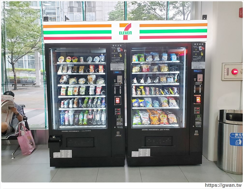 7 11自動販賣機大家看過嗎 市府轉運站裡還有好多特別的販賣機 吃關關