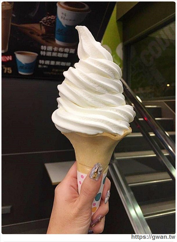 蛋捲冰淇淋變大了！麥當勞隱藏版大蛋捲冰淇淋你們吃過嗎？