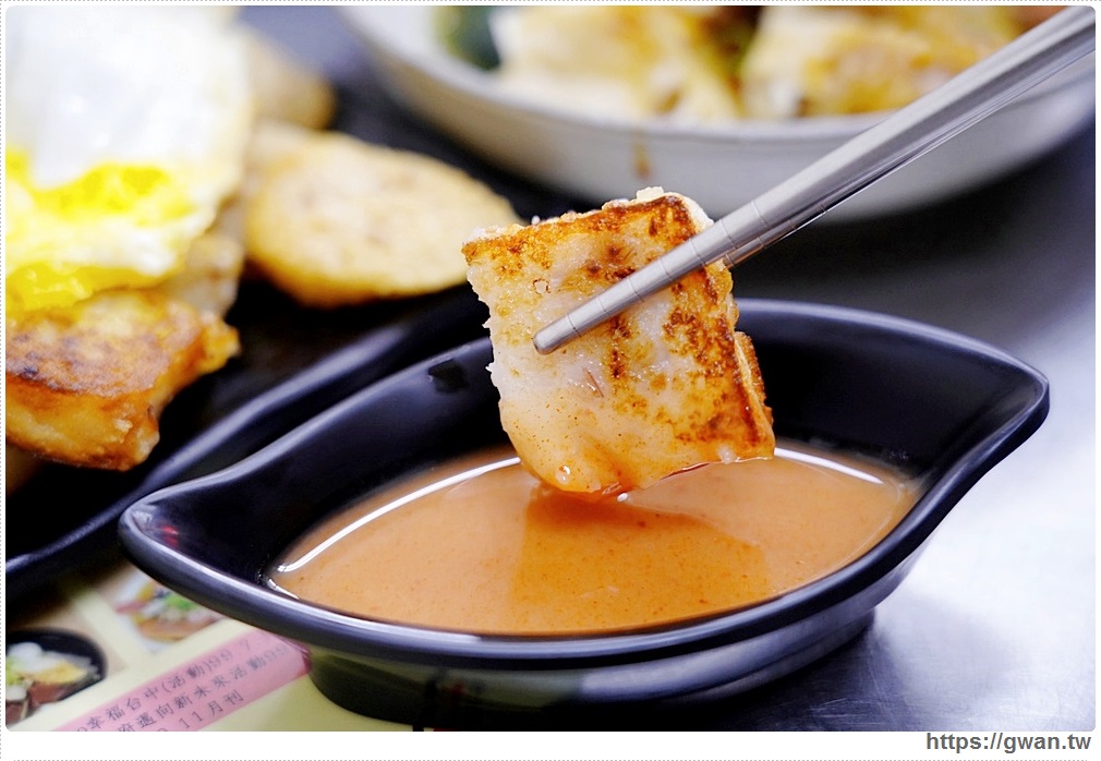 立偉麵食 | 台中經典一麵三吃，香濃麻醬任你淋、滿滿料的綜合湯還可以免費加湯