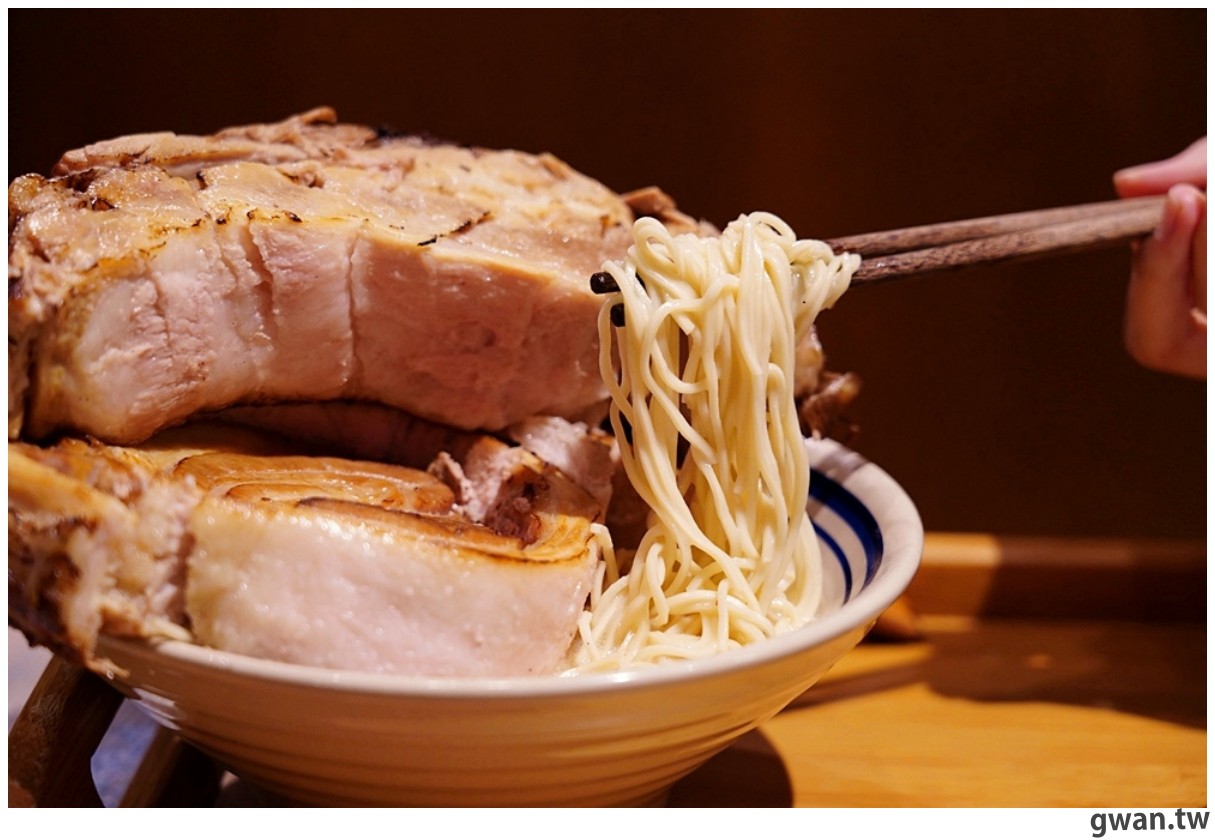 台中首見日本千葉樹幹拉麵就在山禾堂日式拉麵，重達3斤光看就飽了，還能免費加麵加湯！