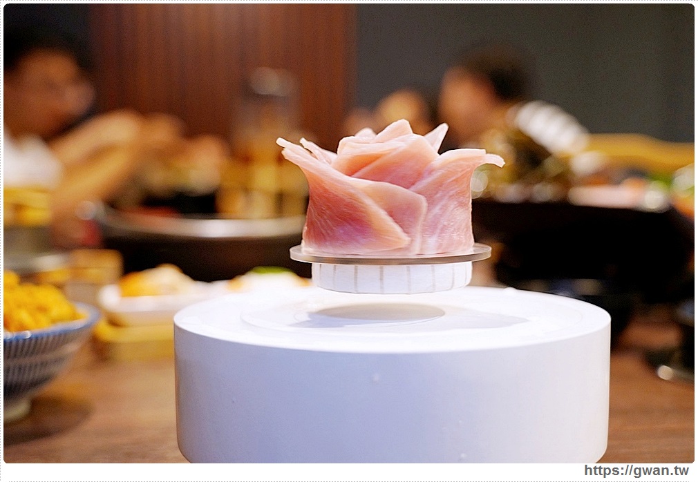台中首見漂浮松阪豬就在千波苑鍋物，沙鹿海鮮火鍋推薦，270元起還可免費停車